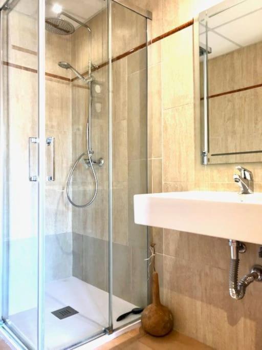 Townhouse, Private Pool Garden And Sea Views Vakantiehuis